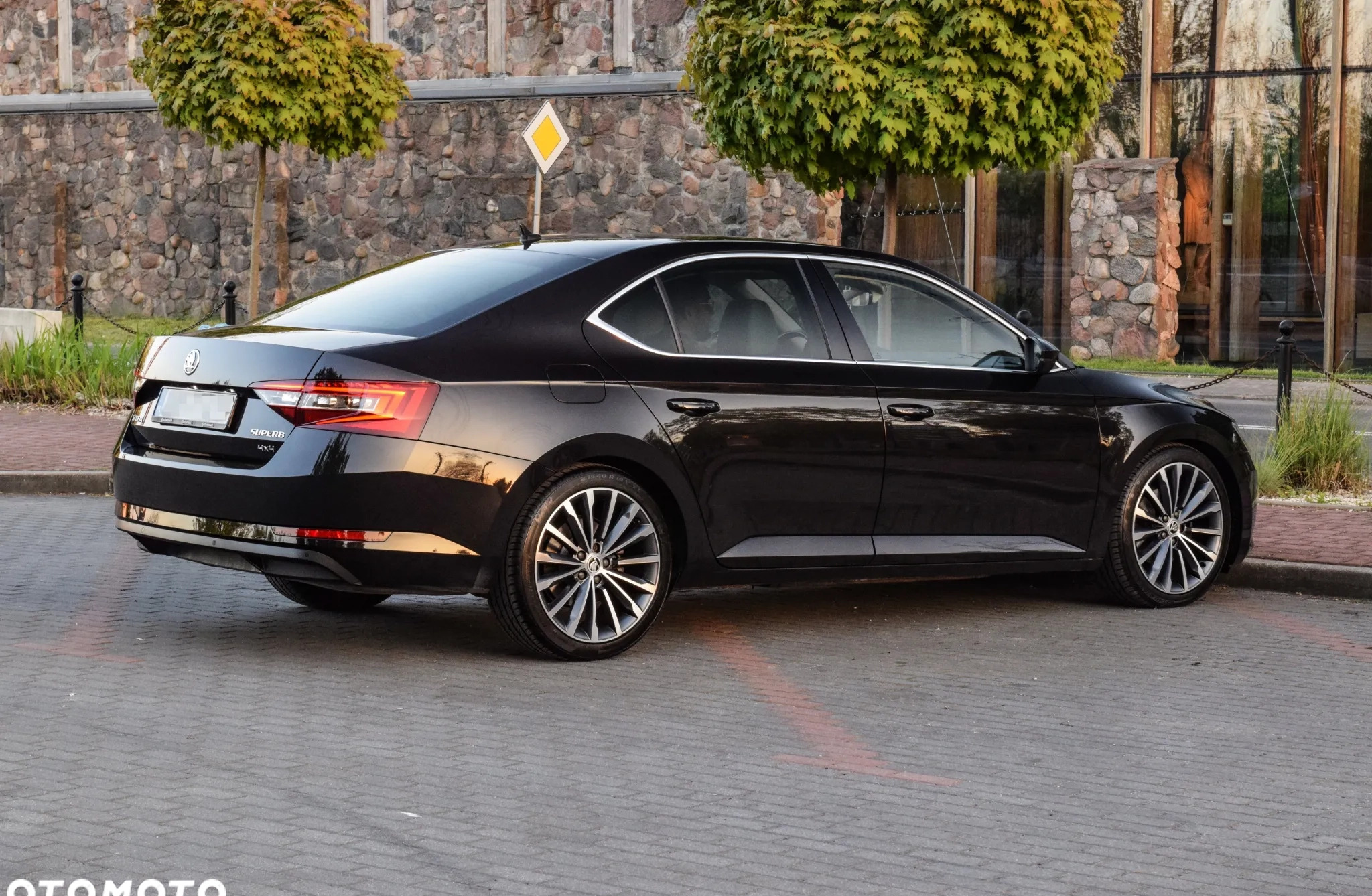 Skoda Superb cena 84900 przebieg: 200000, rok produkcji 2018 z Sochaczew małe 742